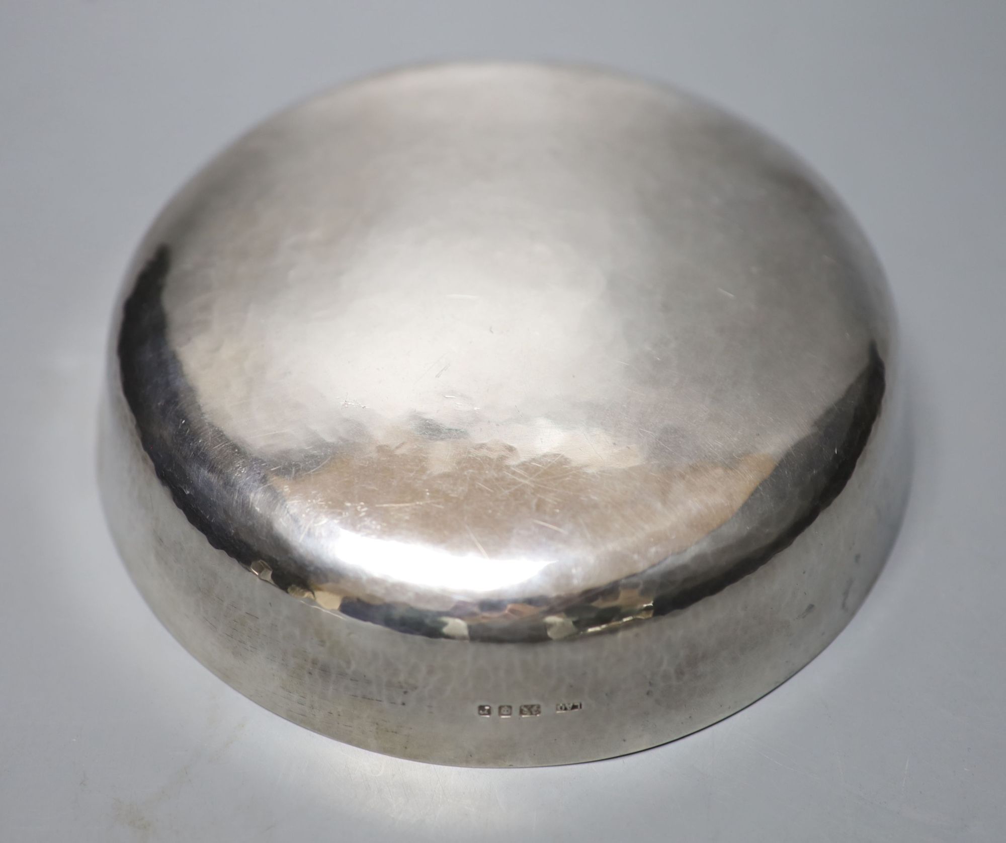 A 1970s plain silver shallow bowl, London Assay Office, London, 1972, 16.4cm, 8oz.